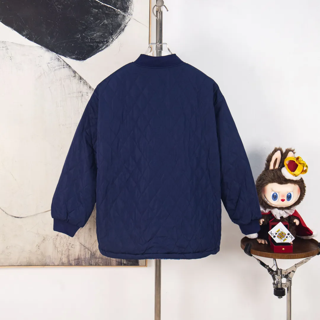 P380 zp version [Exclusive supply] Ralph Lauren/Ralph Lauren 2024aw Autumn and Winter Red Label Pony Navy Blue Plaid Diamond Plaid Reversible Imitation Feather Jacket - Double-sided washed cotton, four-in-one quilting, thick plate ✅ - Customized retro silver and bronze brand hardware buckle ✅ - Face with brushed feeling memory cloth 1X1 cotton flat machine thread collar, warm and comfortable ✅ - RL double-sided series, one-piece, two-match Spend one dollar to buy double happiness. Plain navy blue on the front. Simple and versatile. Retro color checkered on the back. Eye-catching. Pragmatic double-sided four-in-one quilted embroidered cotton jacket. Customized 1X1 cotton ribbed collar. Keeps the upper body warm without weighing down. Same style for men and women. Highly recommended. Color: Blue Size: S M L XL Number: WW10757
